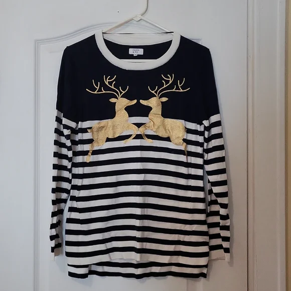 Crown & Ivy Sweater Size Medium - Picture 1 of 3